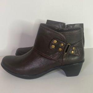 New Easy Street brown vegan leather ankle boots‎ with gold hardware size 8